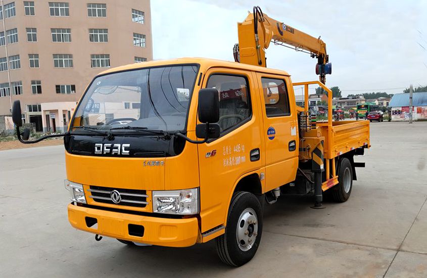 东风3吨双排座随车吊左侧实拍图片 东风3吨双排座随车吊左侧实拍图片