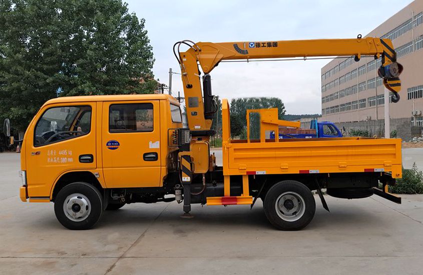 东风3吨双排座随车吊正侧实拍图片 东风3吨双排座随车吊正侧实拍图片